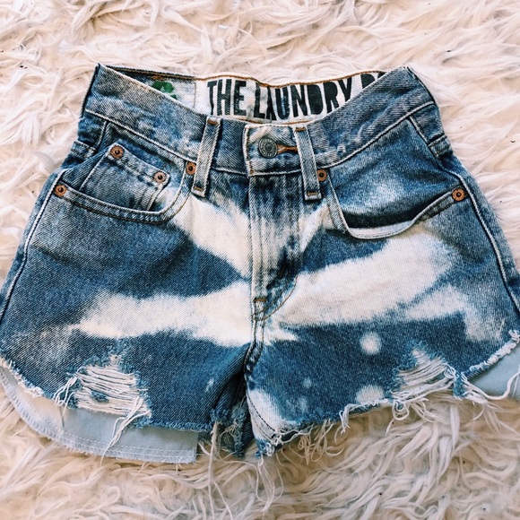 Levi’s Acid Wash Galaxy Pocket High Waisted Shorts - Picture 2 of 3